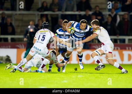 Salford, UK. 4. Oktober 2013. Bath Rugby Zentrum Gavin Henson während der Aviva Premiership Spiel zwischen Verkauf Haifische und Bath Rugby aus dem AJ-Bell-Stadion. Bildnachweis: Aktion Plus Sport/Alamy Live-Nachrichten Stockfoto