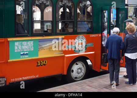 Touristen, die einen Tourbus in Boston MA einsteigen Stockfoto