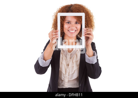 Afrikanische amerikanische Geschäftsfrau hält eine taktile Tablette, isoliert auf weißem Hintergrund - schwarze Menschen Stockfoto