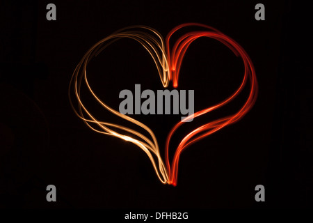 Licht Malerei Herzform auf schwarzem Hintergrund Stockfoto