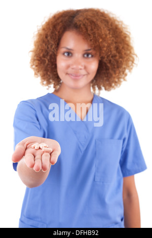 Afrikanische amerikanische Krankenschwester holding Pillen, isoliert auf weißem Hintergrund - schwarze Menschen Stockfoto