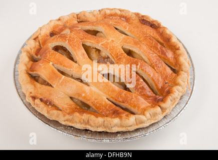 Frischer Apfelkuchen auf weiße Tischplatte Stockfoto