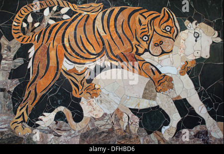 Reproduktion des 'Panel in Opus sectile mit Tiger tätlichen Angriffs auf ein Kalb'. Mosaik / Intarsien, zweites Viertel des 4. Jahrhunderts n. Chr.. Stockfoto