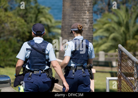 Zwei australischen poliewomen patrouillieren, um neutral Bay auf der unteren North shore Sydney, Australien Stockfoto