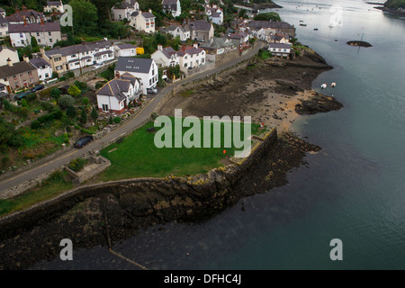 Ein Blick von Menai Hängebrücke nach unten auf den Rand von Anglesey, Wales. Stockfoto