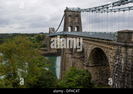 Die Menai Hängebrücke, die Nord-Wales Festland mit der Insel Anglesey über die Menaistraße verbindet. Stockfoto