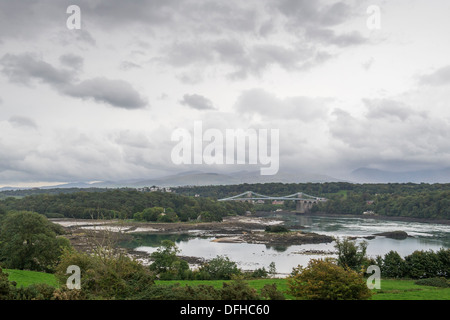 Die Menai Hängebrücke, die Nord-Wales Festland mit der Insel Anglesey über die Menaistraße verbindet. Stockfoto