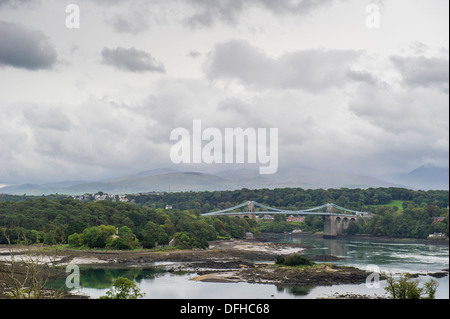 Die Menai Hängebrücke, die Nord-Wales Festland mit der Insel Anglesey über die Menaistraße verbindet. Stockfoto