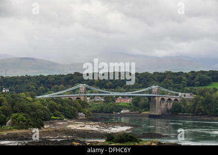 Die Menai Hängebrücke, die Nord-Wales Festland mit der Insel Anglesey über die Menaistraße verbindet. Stockfoto