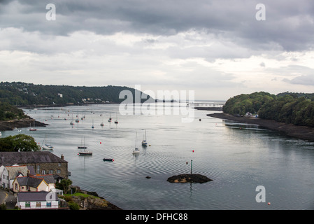 Ein Blick auf die Boote in der Menai Strait von Menai Hängebrücke, Wales. Stockfoto