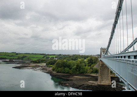 Die Menai Hängebrücke, die Nord-Wales Festland mit der Insel Anglesey über die Menaistraße verbindet. Stockfoto