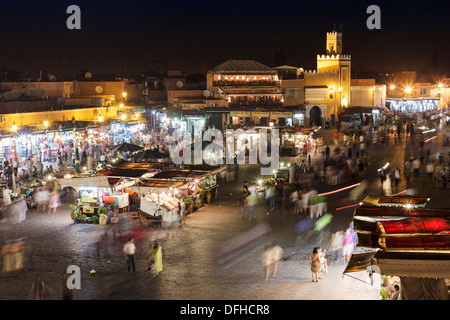 Treiben in der Nacht auf Djemaa el Fna Platz in Marrakesch, Marokko Stockfoto