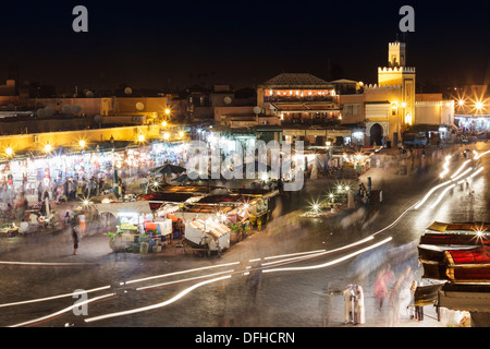 Treiben in der Nacht auf Djemaa el Fna Platz in Marrakesch, Marokko Stockfoto