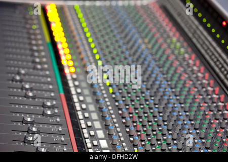 Große Musik-Mixer Schreibtisch im Tonstudio. Closeup Stockfoto