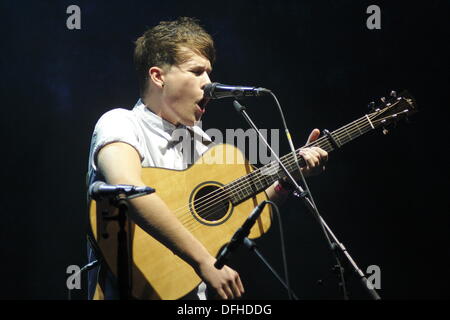 Derby, Großbritannien. 4. Oktober 2013.  Steigende Wurzeln Singer/Songwriterin führt Luke Jackson beim Folk Konzert steigt in den Assembly Rooms, Derby. Lukas war ein Finalist in beiden der Horizon Award für beste aufstrebende Talente und Young Folk Award bei den 2013 BBC Radio 2 Folk Awards.  Derby-Folk-Festival läuft 4-6. Oktober 2013. Bildnachweis: Matthew Taylor/Alamy Live-Nachrichten Stockfoto