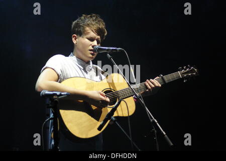 Derby, Großbritannien. 4. Oktober 2013.  Steigende Wurzeln Singer/Songwriterin führt Luke Jackson beim Folk Konzert steigt in den Assembly Rooms, Derby. Lukas war ein Finalist in beiden der Horizon Award für beste aufstrebende Talente und Young Folk Award bei den 2013 BBC Radio 2 Folk Awards.  Derby-Folk-Festival läuft 4-6. Oktober 2013. Bildnachweis: Matthew Taylor/Alamy Live-Nachrichten Stockfoto