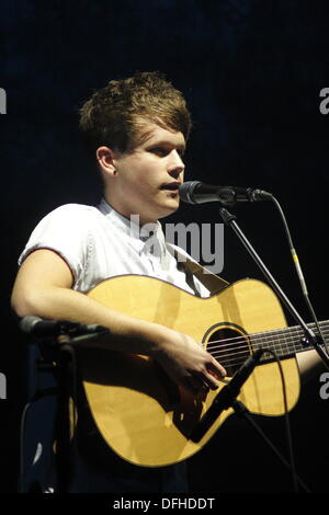 Derby, Großbritannien. 4. Oktober 2013.  Steigende Wurzeln Singer/Songwriterin führt Luke Jackson beim Folk Konzert steigt in den Assembly Rooms, Derby. Lukas war ein Finalist in beiden der Horizon Award für beste aufstrebende Talente und Young Folk Award bei den 2013 BBC Radio 2 Folk Awards.  Derby-Folk-Festival läuft 4-6. Oktober 2013. Bildnachweis: Matthew Taylor/Alamy Live-Nachrichten Stockfoto