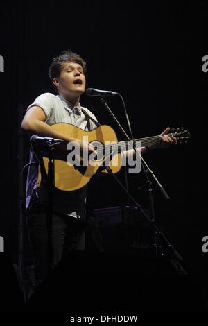 Derby, Großbritannien. 4. Oktober 2013.  Steigende Wurzeln Singer/Songwriterin führt Luke Jackson beim Folk Konzert steigt in den Assembly Rooms, Derby. Lukas war ein Finalist in beiden der Horizon Award für beste aufstrebende Talente und Young Folk Award bei den 2013 BBC Radio 2 Folk Awards.  Derby-Folk-Festival läuft 4-6. Oktober 2013. Bildnachweis: Matthew Taylor/Alamy Live-Nachrichten Stockfoto