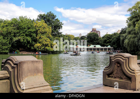 Mit Blick auf den Central Park Bootshaus von Bethesda Brunnen Terrasse, Menschen in Ruderbooten auf dem See, New York City Stockfoto