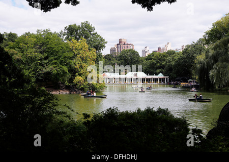 Mit Blick auf den Central Park Bootshaus, Menschen in Ruderbooten auf dem See, New York City Stockfoto