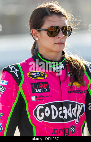 Kansas City, KS, USA. 4. Oktober 2013. Kansas City, KS - 4. Oktober 2013: Danica Patrick (10) zu gehen und qualifizieren sich für das Hollywood Casino 400 auf dem Kansas Speedway in Kansas City, KS wartet. Bildnachweis: Csm/Alamy Live-Nachrichten Stockfoto