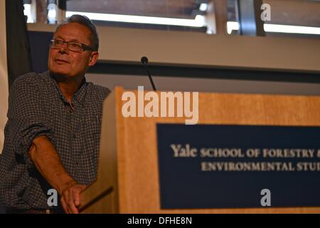 Yale University, Connecticut, USA. 4. Oktober 2013. Peter Kareiva, Ph.d., Chief Scientist für den Naturschutz.   Keynote-Vortrag mit dem Titel, "Erhaltung, die einen Unterschied machen kann: Auswahl Gifford Pinchot über Grizzly Adams. Yale F & ES 30. jährlichen Doktorand Research Conference. Burke Auditorium. Kroon Hall. Yale School of Forestry & Environmental Studies. 4. Oktober 2013. Bildnachweis: Visuelle & schriftliche SL/Alamy Live-Nachrichten Stockfoto