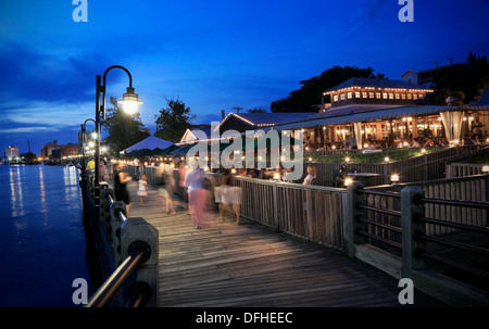 Wilmington, North Carolina, NC. Nachtleben. Leute auf dem River Walk und in den Restaurants in der Nacht. Blick auf Cape Fear River. Stockfoto