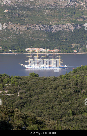 Ein Segelboot auf dem Meer Stockfoto