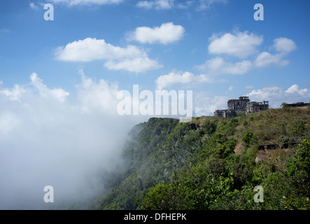 Das berühmte Casino von verlassenen mit Blick auf ein Tal der Nebel bei Bokor Hill Station, Kampot, Kambodscha Stockfoto