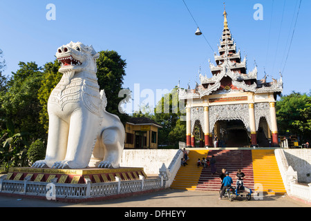 Löwen-Statue am Eingang des Mandalay Hill, Mandalay, Mandalay, Myanmar, Asien Stockfoto