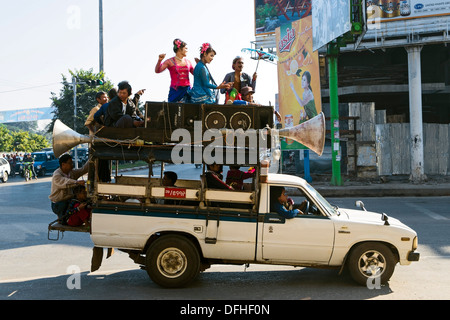 Van mit Verstärkeranlage, 80th Street, Mandalay, Myanmar, Asien Stockfoto