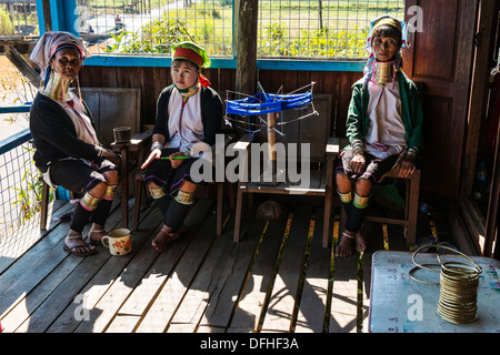 So genannte Giraffe Frauen als touristische Attraktion im Dorf am Inle-See, Myanmar, Asien Stockfoto