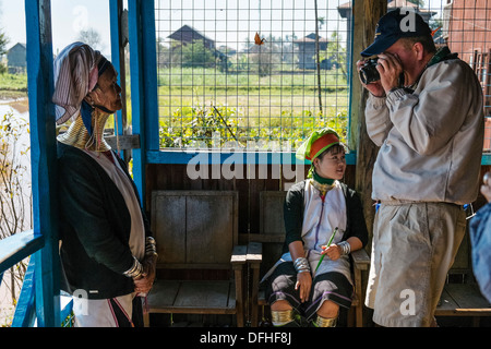 So genannte Giraffe Frauen als touristische Attraktion im Dorf am Inle-See, Myanmar, Asien Stockfoto