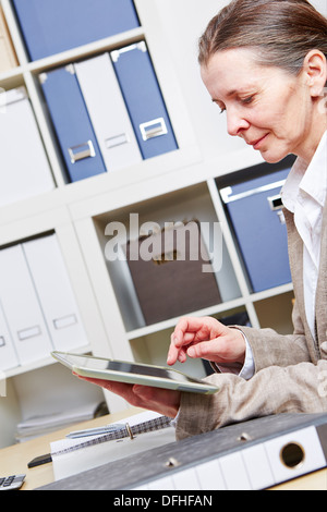 Senior Business-Frau mit einem Tabletcomputer in ihrem Büro Stockfoto