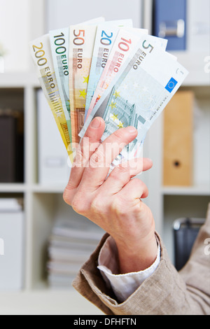 Lüfter mit Euro Geld Geldscheine in der Hand der älteren Frau Stockfoto