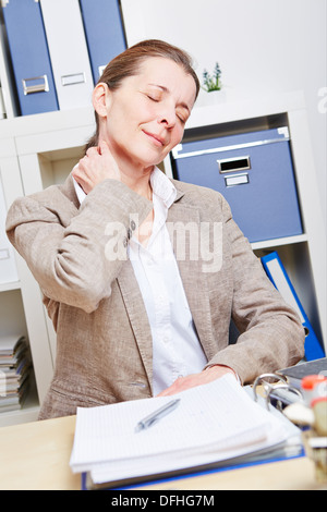 Ältere Geschäft Frau Schmerzen im Nacken in ihrem Büro Stockfoto
