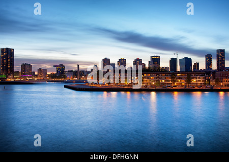 Ruhigen Flusses Ansicht des Stadtzentrums von Rotterdam in Holland, Niederlande in der Abenddämmerung. Stockfoto