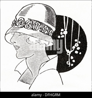 Flapper-Mode der 1920er Jahre. Versandhandel Hut, schmale Tagel Cloche mit Pilz Krempe und mit flachen Rosetten aus Samtband getrimmt. Original Vintage Illustration aus einer Frauen Mode-Magazin ca. 1924 Stockfoto