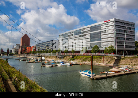 Eine ehemalige industrielle Binnenhafen in der Stadt Duisburg Innenhafen. Heute ein Geschäft und Freizeit Bereich rund um das Hafenbecken. Stockfoto