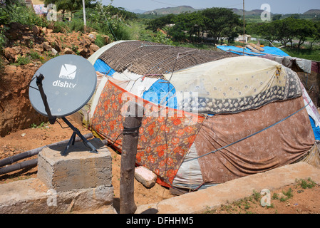 TV-Sat-Antenne außerhalb einer ländlichen niedrigere Kaste indische Familien Zelt. Andhra Pradesh, Indien Stockfoto