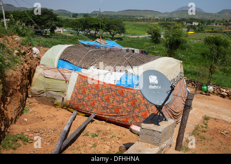 TV-Sat-Antenne außerhalb einer ländlichen niedrigere Kaste indische Familien Zelt. Andhra Pradesh, Indien Stockfoto