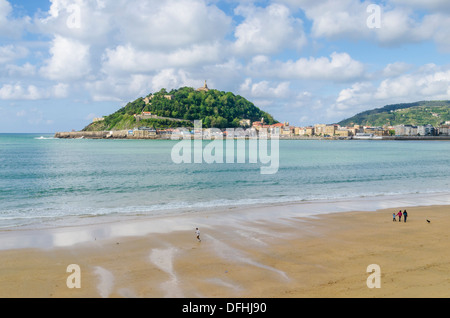 Playa De La Concha im Frühjahr, mit Blick in Richtung Monte Urgull, San Sebastian, Spanien Stockfoto