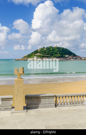 Playa De La Concha mit Blick in Richtung Monte Urgull, San Sebastian, Spanien Stockfoto