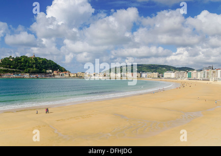 Playa De La Concha mit Blick in Richtung Monte Urgull, San Sebastian, Spanien Stockfoto