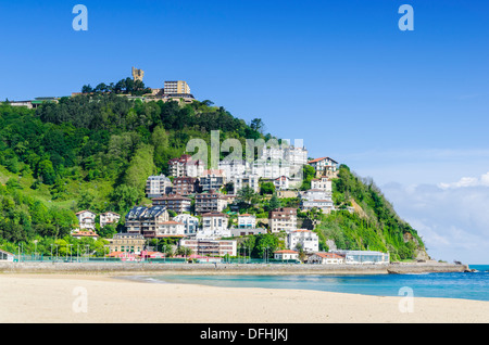 Playa de Ondarreta mit Blick in Richtung Monte Igueldo, San Sebastian, Spanien Stockfoto