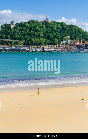 Playa De La Concha mit Blick in Richtung Monte Urgull, San Sebastian, Spanien Stockfoto