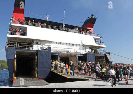 Fluggästen ein Hellenic Seaways Fähren auf der griechischen Insel Skiathos in den Sporaden. Stockfoto