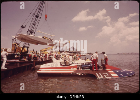 Beim gar Wood Trophy Race auf dem Detroit River treten Wasserflugzeuge um die renommierte Trophäe an. Dieses Bild zeigt das Miss USA Wasserflugzeug und ihre Crew im Boxenbereich, die sich auf den Hochgeschwindigkeitswettbewerb vorbereiten. Stockfoto