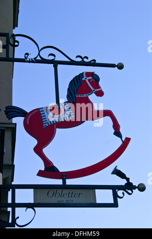Obletter Spielzeugladen zu unterzeichnen, in Form von einem Schaukelpferd, München (München), Bayern (Bayern), Deutschland Stockfoto