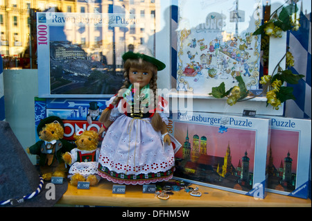 Eine Puppe in traditioneller Kleidung in einem Schaufenster in München (München), Bayern (Bayern), Deutschland Stockfoto